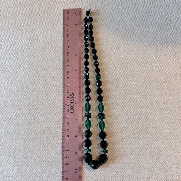 Vintage Jet Black & Emerald Green Faceted Beaded Necklace Lucite - Picture 8 of 12
